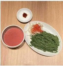 サカタとモエコのピンクとグリーンの もちもちベジつけ麺!