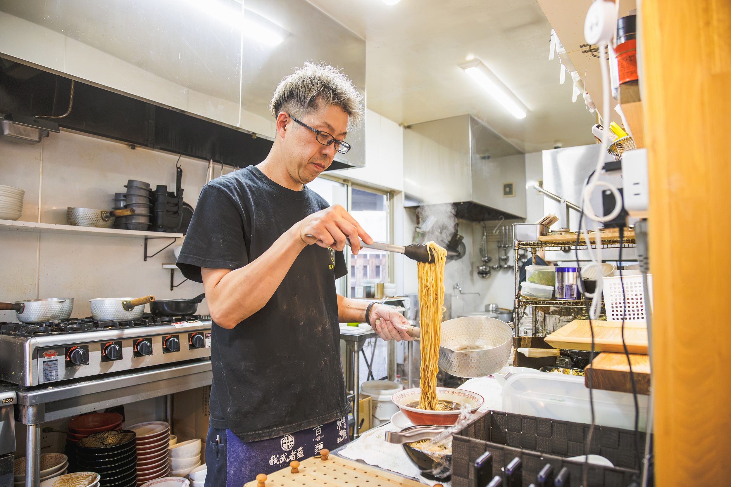 「代表の半田の教えでもある、ビジュアルでも目を引くガッツリ系ラーメンです」と中鉢さん shinsyunya04.jpg
