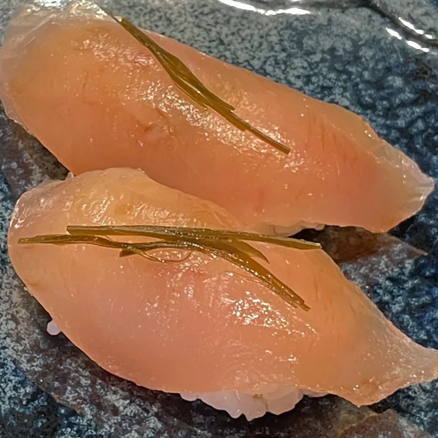 カジキの昆布締め中田の握り(2貫)