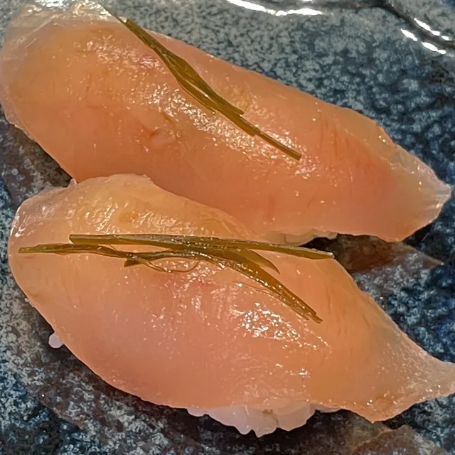 カジキの昆布締め中田の握り(2貫)