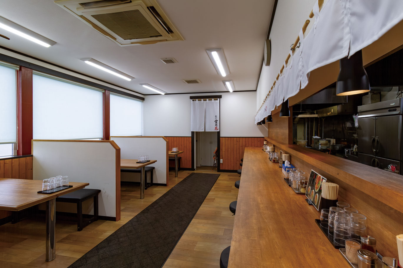 麺屋-雪月花-北郷店_内観.jpg