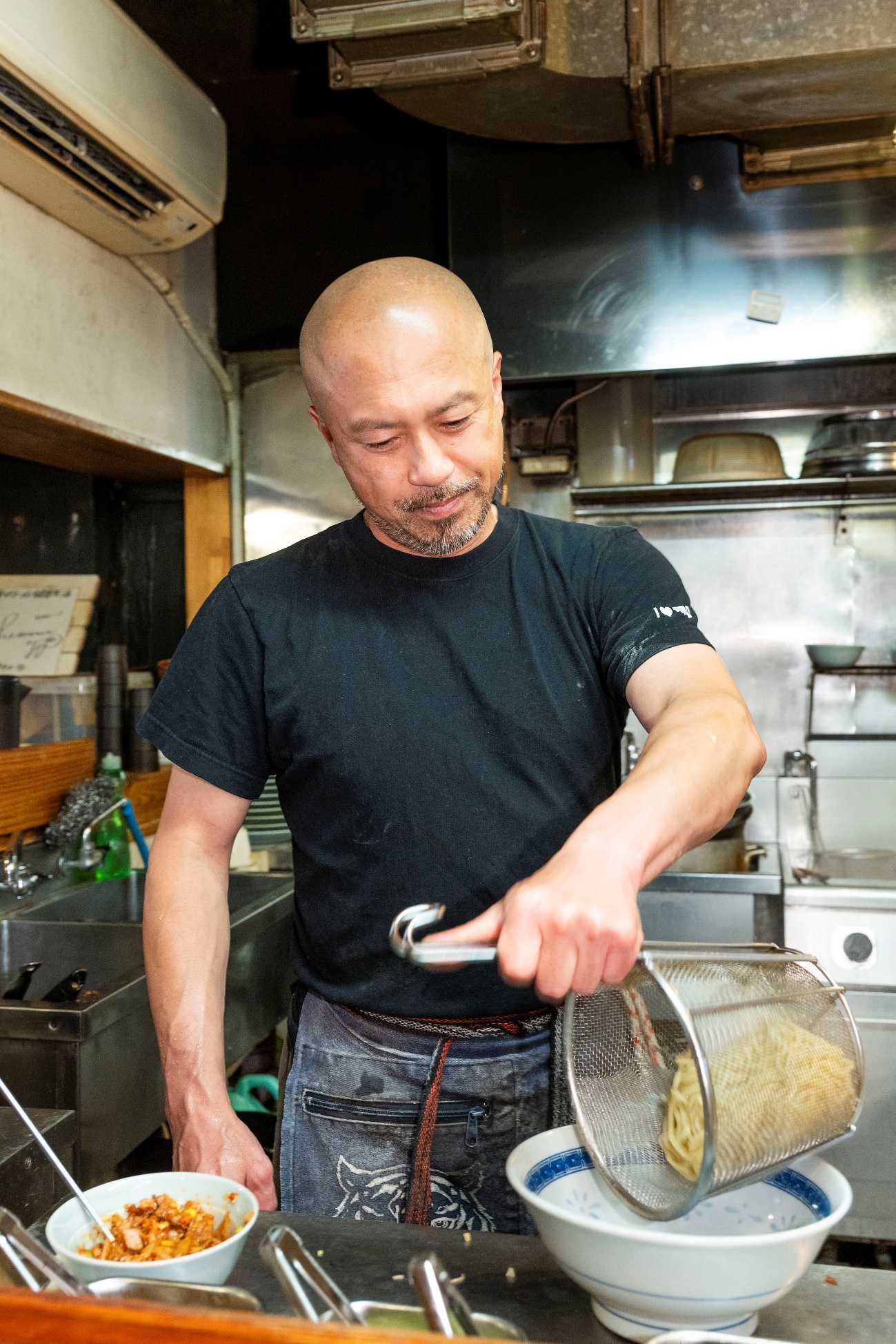 店主の若林洋明さん