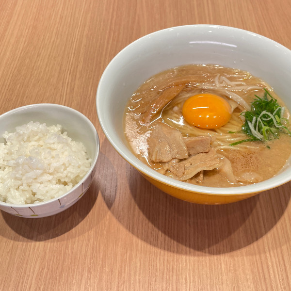 徳島ラーメン(卵入り)ごはんセット