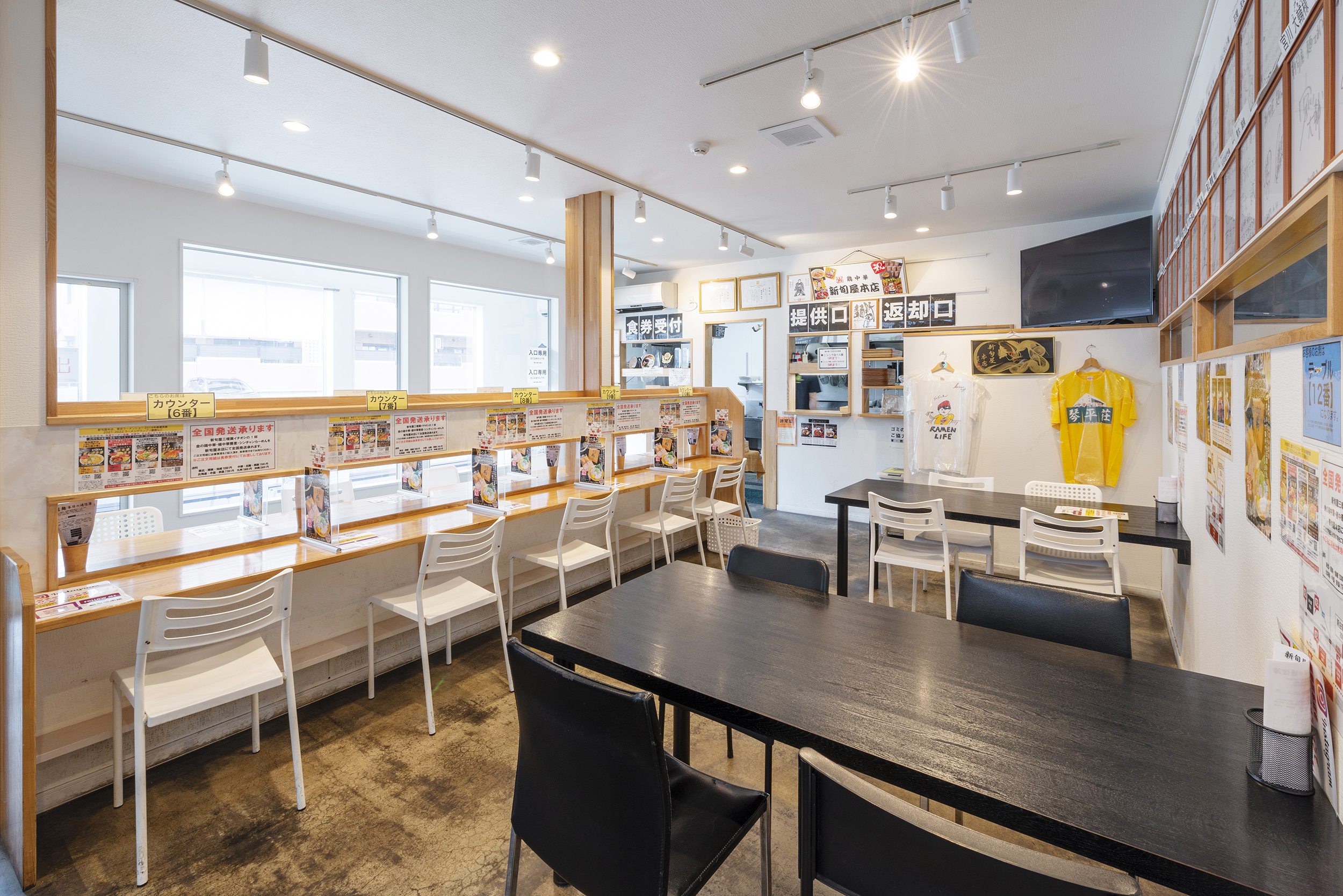 店内の壁には芸能人やメディア関係者のサイン色紙がずらりと並ぶ shinsyunya05.jpg