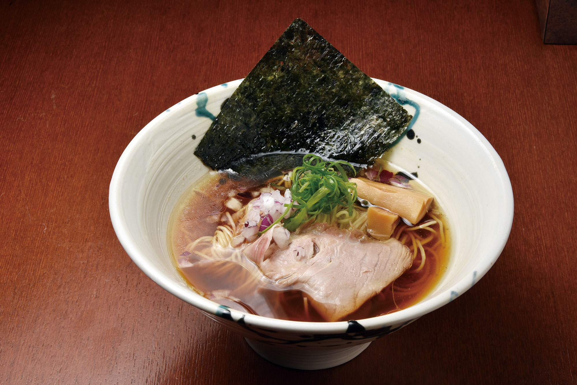 丸鶏醤油らぁ麺 1100円 suiren_main_kakuhan_yoko.jpg