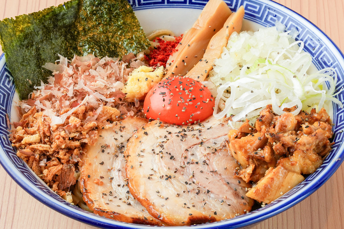 狼煙」グループの総力×埼玉食材のガッツリまぜそば！ 初挑戦の塩ダレが