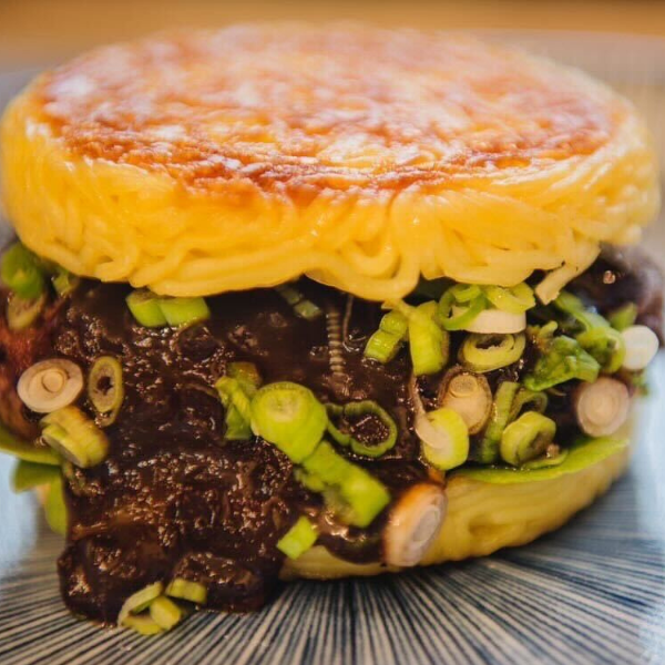 ラーメンバーガー【1/2(火)数量限定】