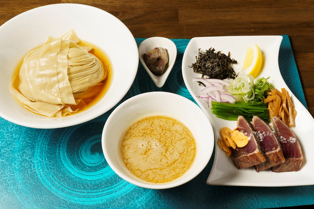 旬の静岡・焼津産カツオの魅力がこの一杯に！ トッピングも豪華な