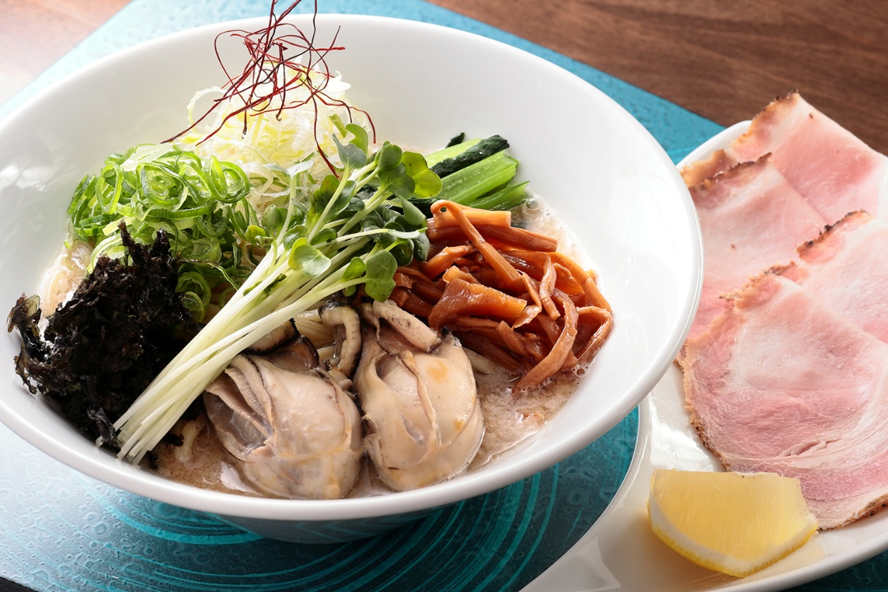 蓮華 スープの最後の一滴にまで漂う濃厚なカキの風味♪ 静岡の名店「Noodle
