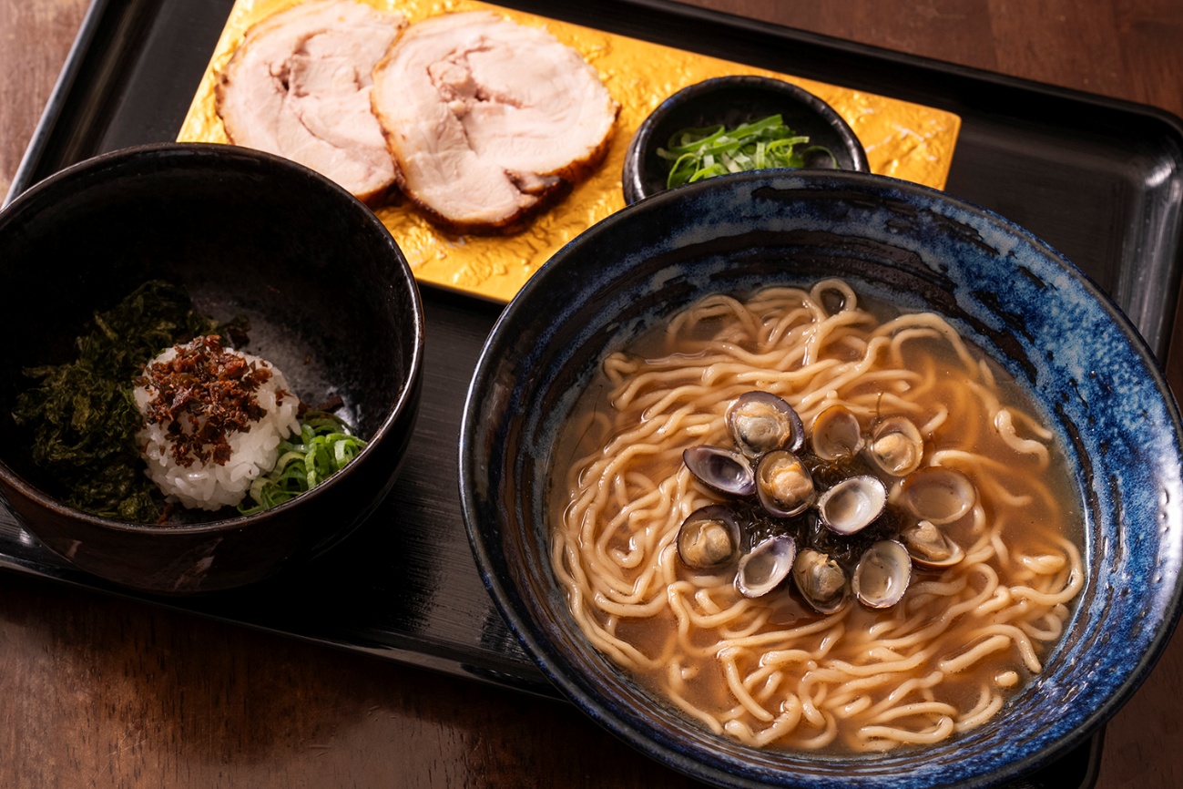 スケル豚（とん） ”な豚骨スープにシジミ、生もずくの旨味も詰めた