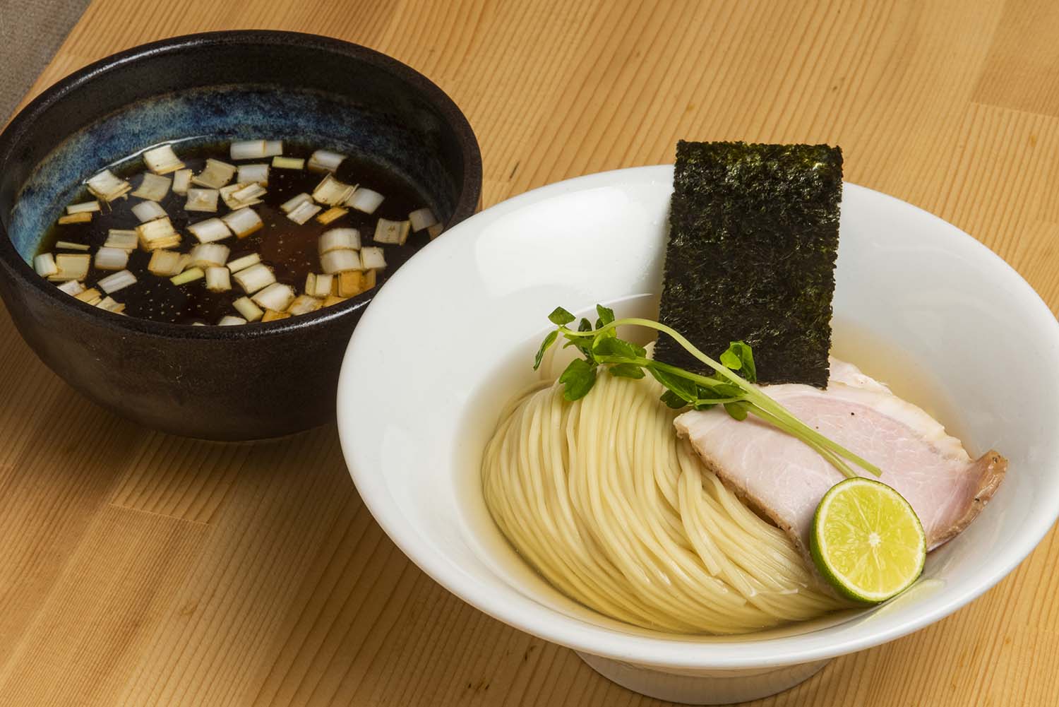 埼玉・狭山茶の香りが心地よく広がる♪ 「麺や 旬香」の新感覚な昆布水