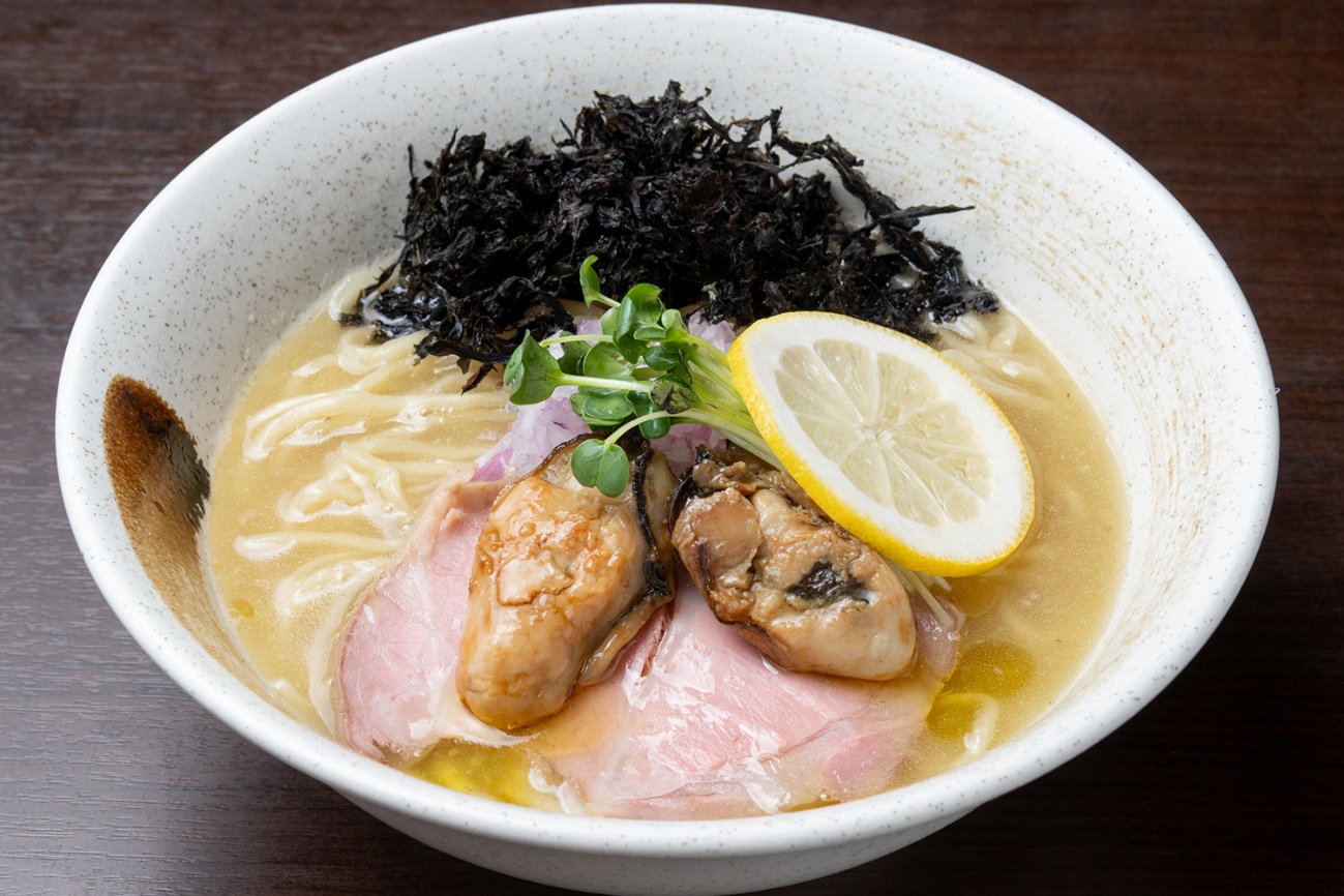 冬の味覚カキと鶏の旨味がスプラッシュ！ 仙台「麺屋 真」が生んだ